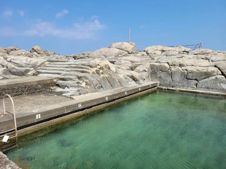 鴨ヶ浦塩水プール（石川・輪島市）