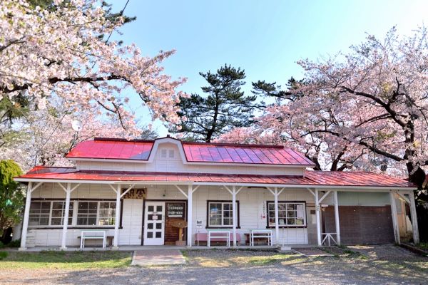 赤い屋根の喫茶店「駅舎」