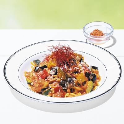 夏野菜と粗挽き香味ポークのトマトパスタ～別添え辛味ソース～